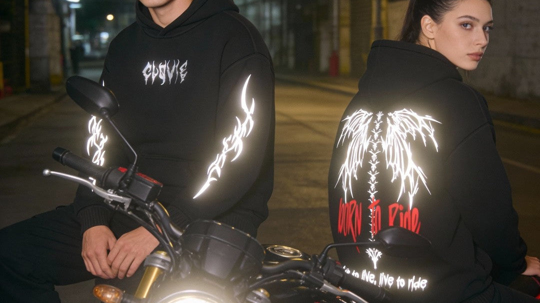 Born to Ride Oversized Hoodie mit 3M Reflective Print von CLOVIE am Motorrad bei Nacht