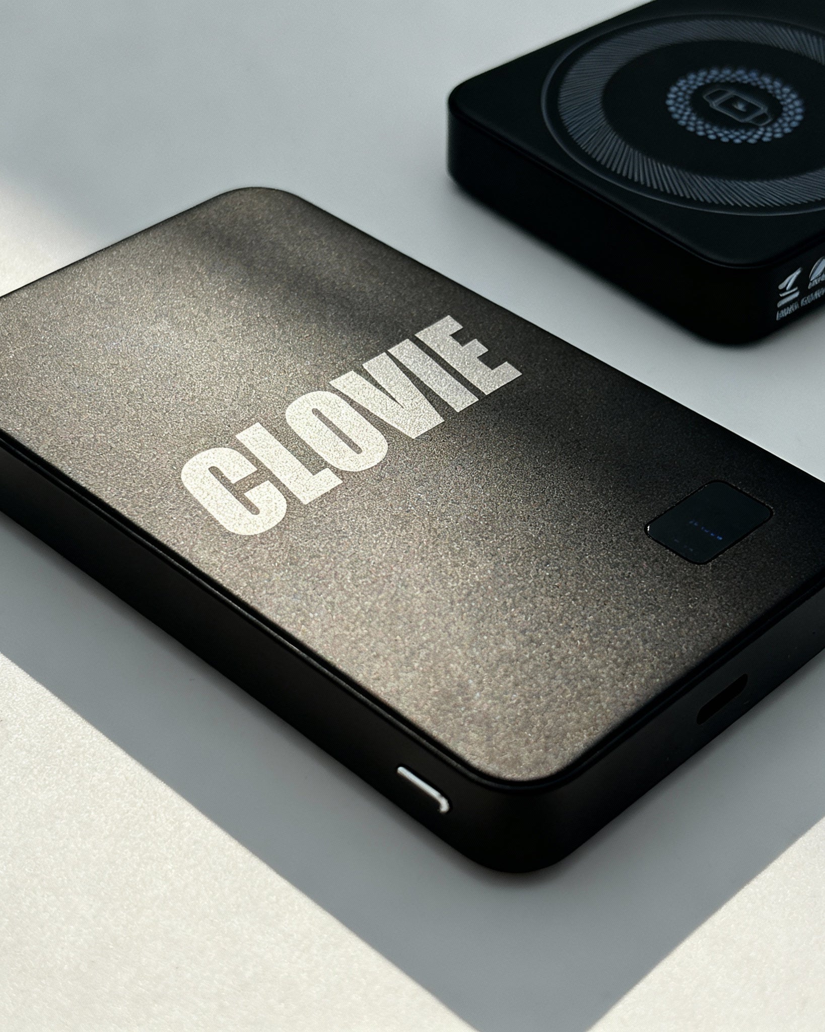 Clovie MagCharge Powerbank Rueckansicht - CLOVIE Streetwear