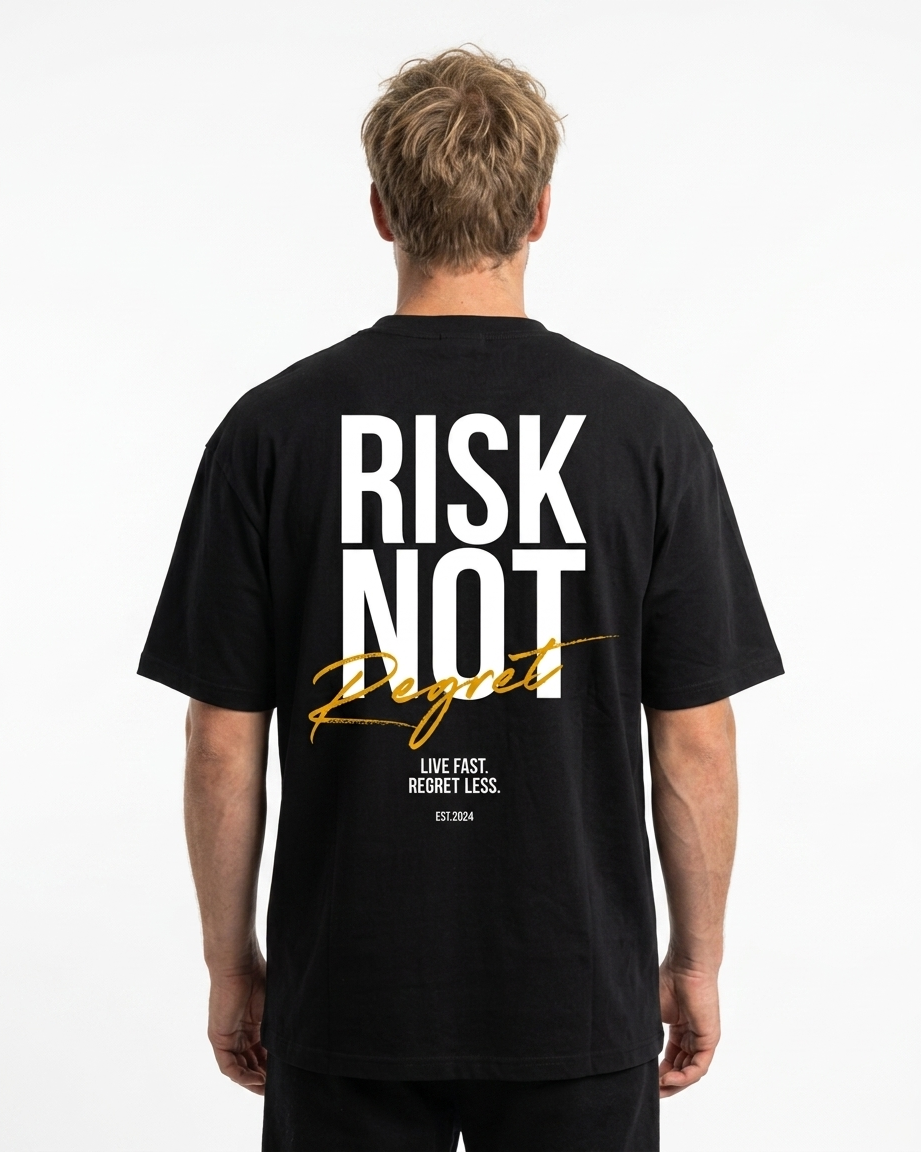 Risk Not Regret Oversized Tee — Back view auf Model, RISK NOT Regret Backprint