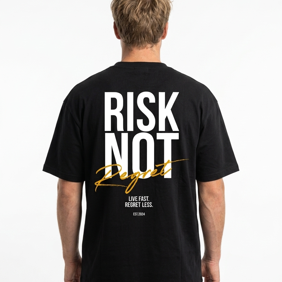 Risk Not Regret Oversized Tee — Back view auf Model, RISK NOT Regret Backprint