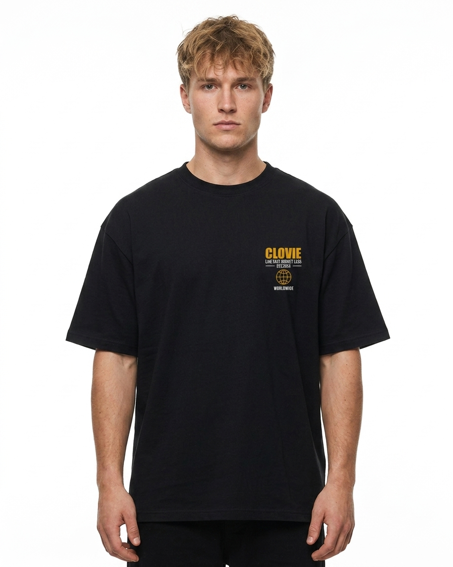 Risk Not Regret Oversized Tee — Front view auf Model, kleines CLOVIE Brust-Print