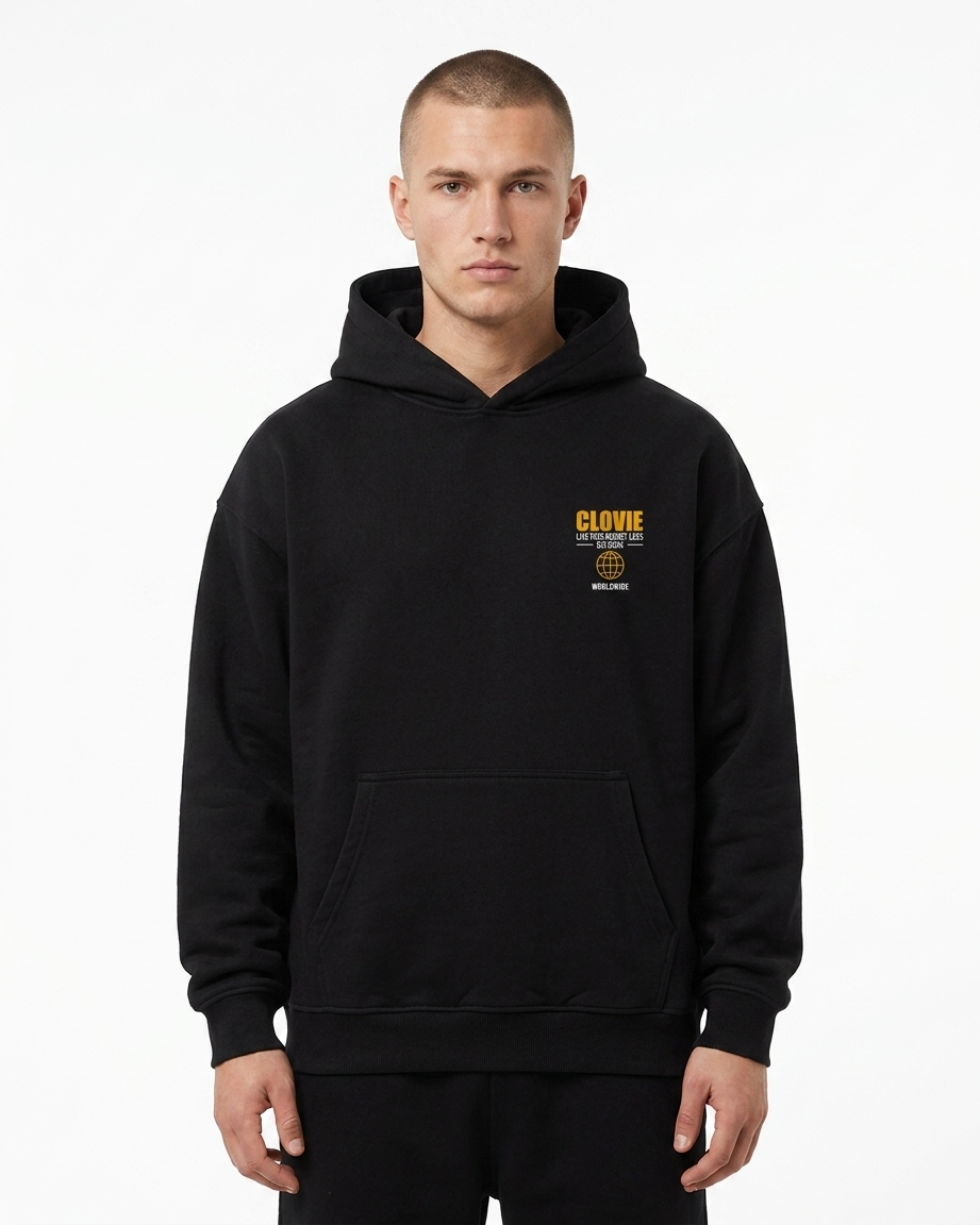 Risk Not Regret Oversized Hoodie — Front view auf Model, kleines CLOVIE Brust-Print