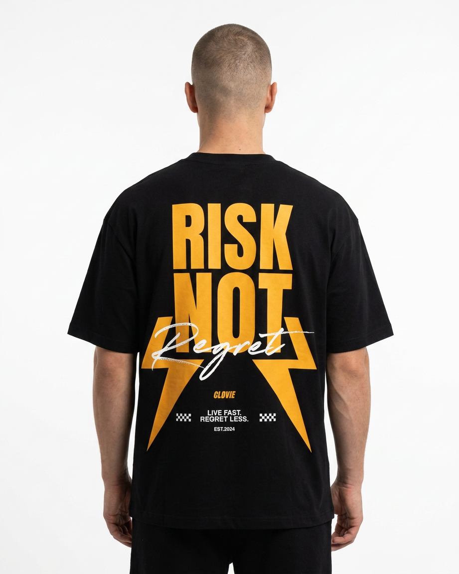 Risk Not Regret Oversized Tee V2 — Back view auf Model mit Blitz-Design RISK NOT Regret