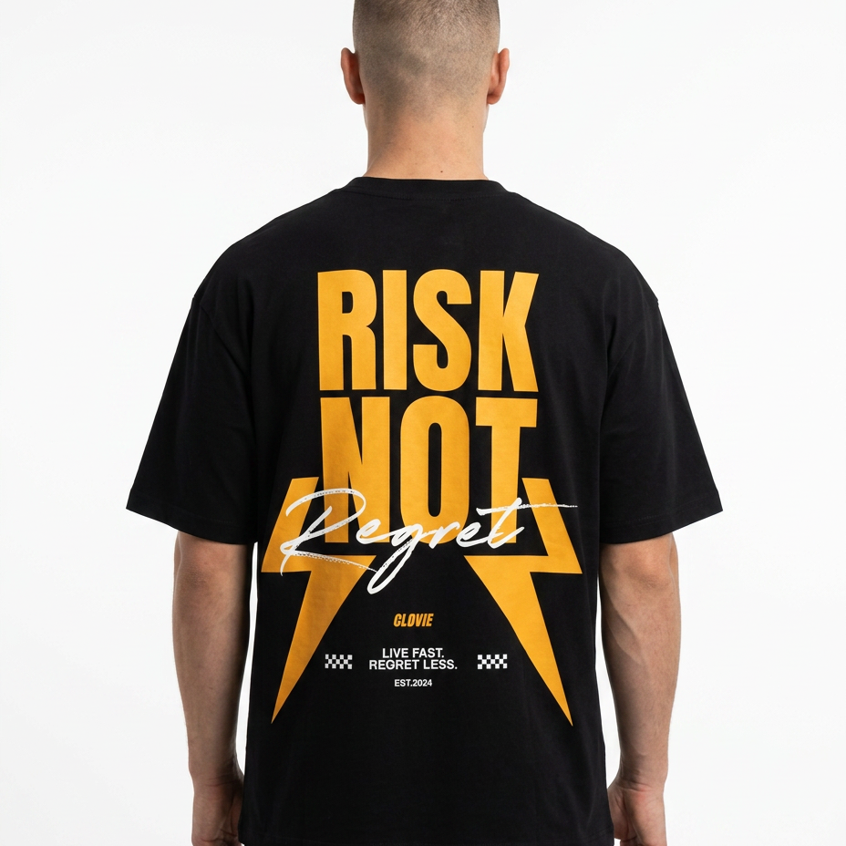 Risk Not Regret Oversized Tee V2 — Back view auf Model mit Blitz-Design RISK NOT Regret