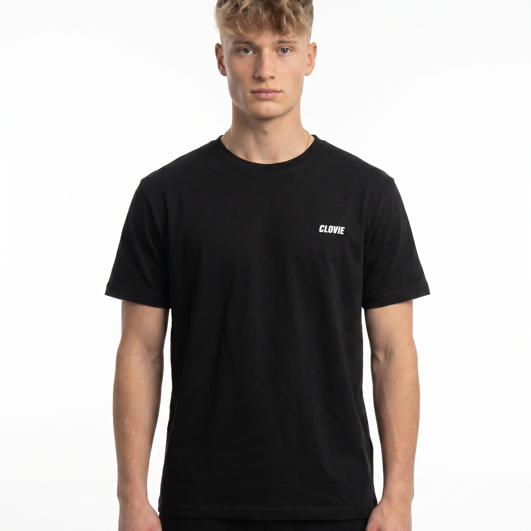Clovie basic Standard Tee Black - model front