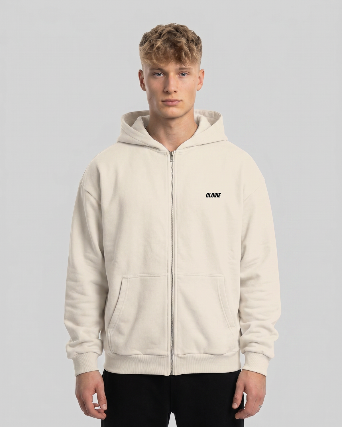 Porsche 911 GT3 R Oversized Zip Hoodie White Sand – Vorderseite mit CLOVIE-Logo