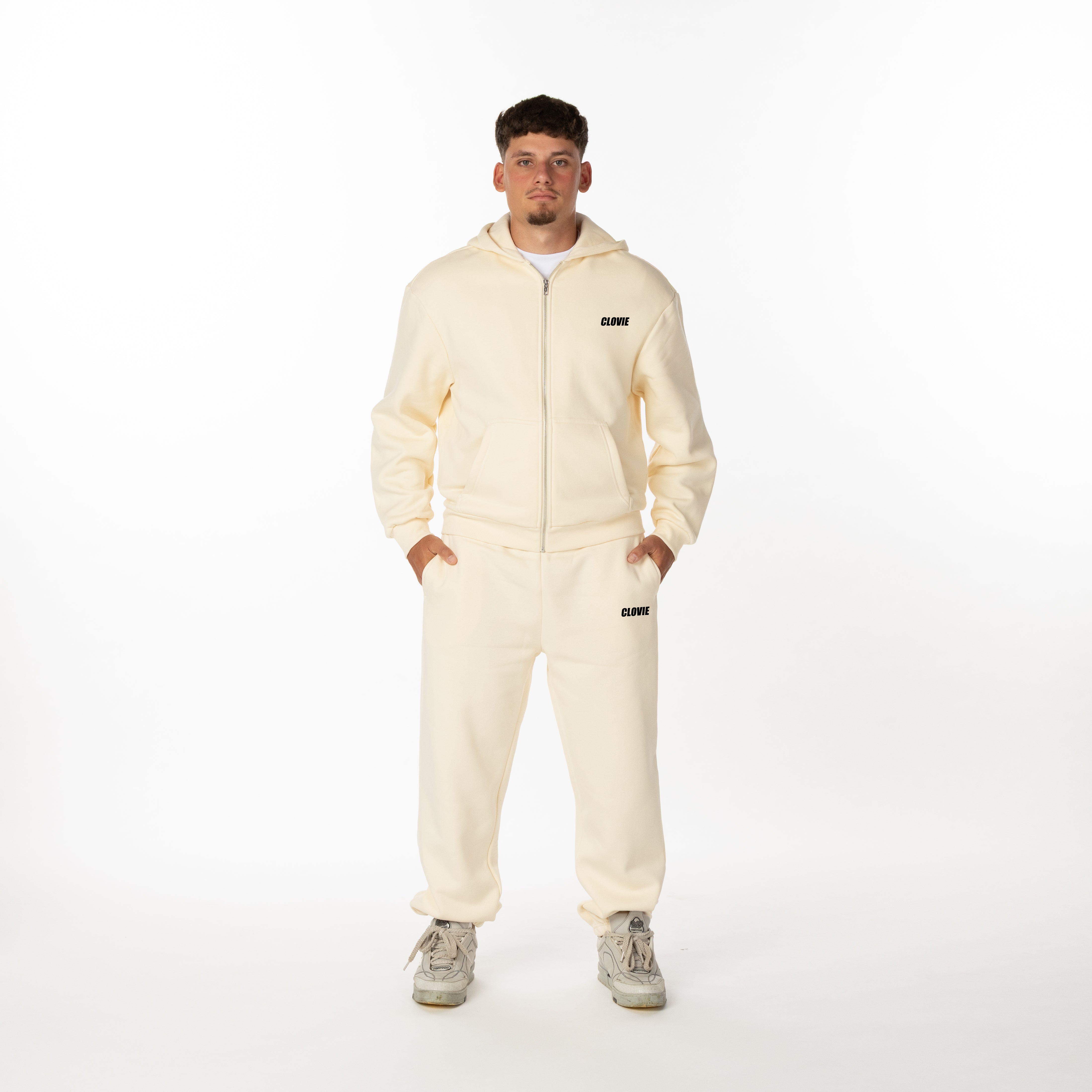 CLOVIE Oversized Hoodie und Tracksuit – Premium Streetwear aus Österreich