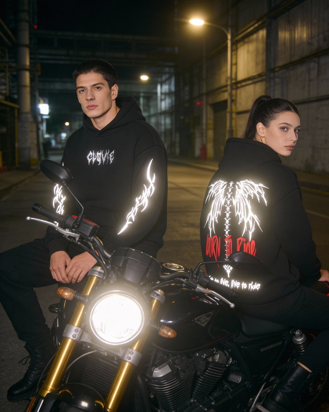 Born to Ride Oversized Hoodie mit 3M Reflective Print von CLOVIE am Motorrad bei Nacht