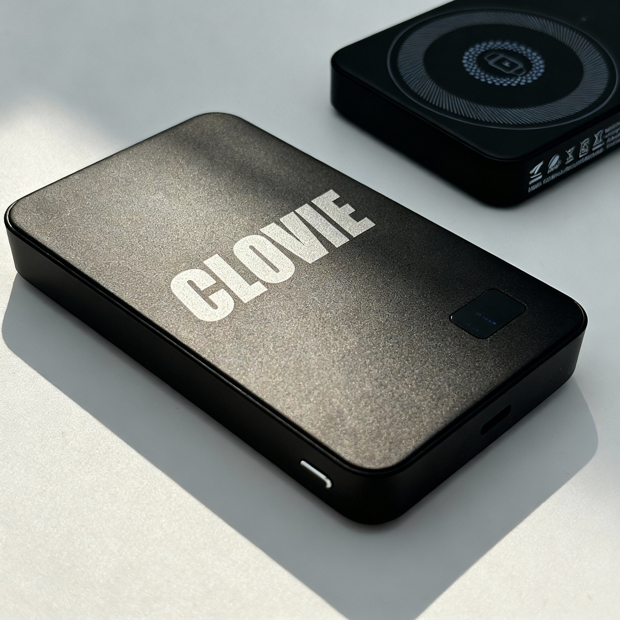Clovie MagCharge Powerbank Rueckansicht - CLOVIE Streetwear
