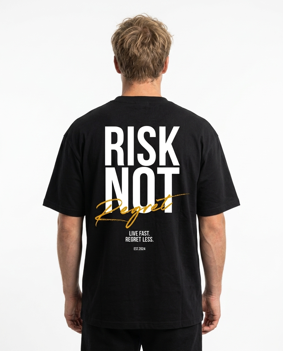 Risk Not Regret Oversized Tee — Back view auf Model, RISK NOT Regret Backprint