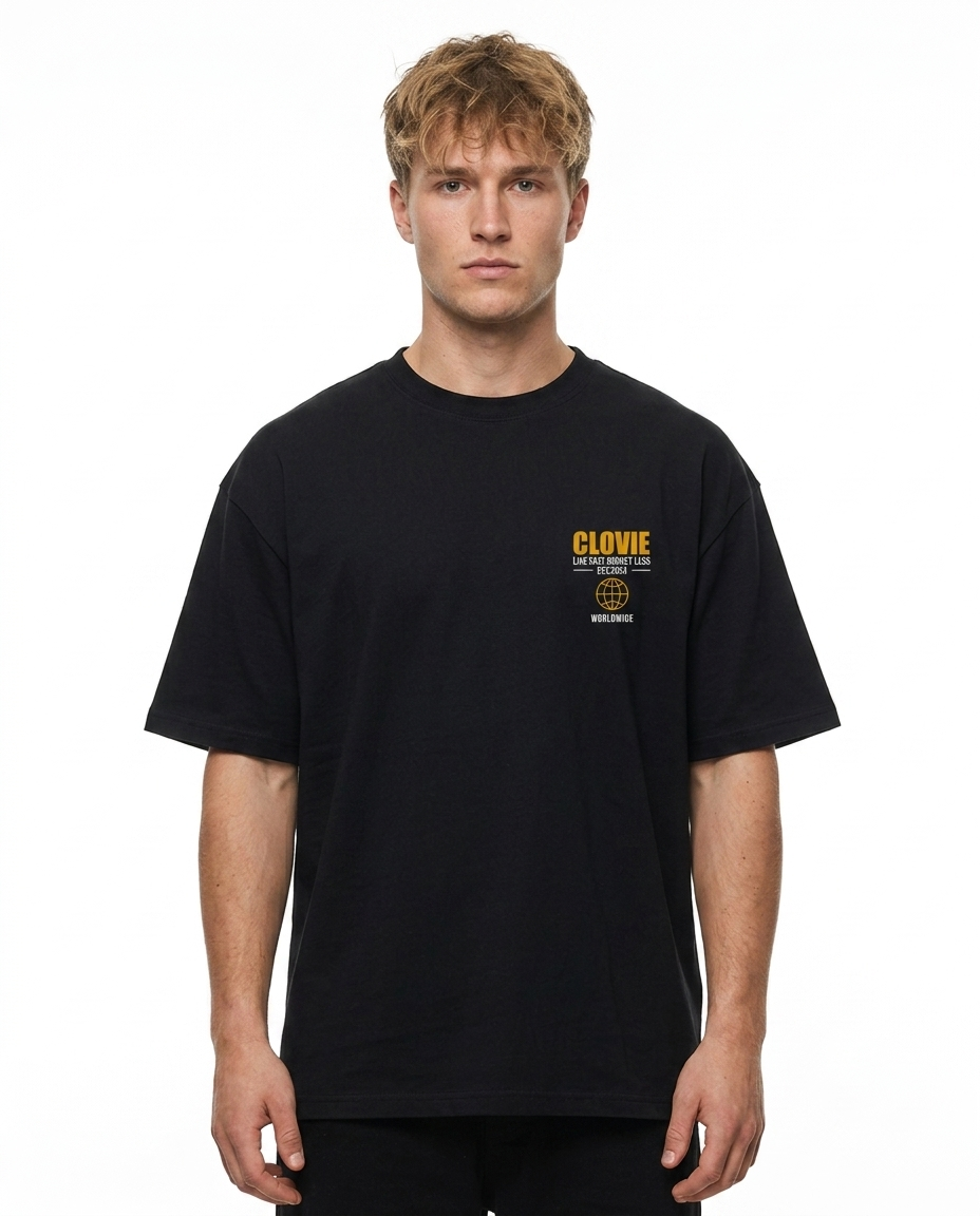 Risk Not Regret Oversized Tee — Front view auf Model, kleines CLOVIE Brust-Print