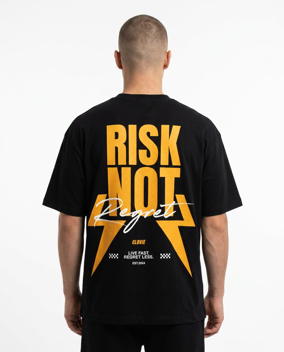 Risk Not Regret Oversized Tee V2 — Back view auf Model mit Blitz-Design RISK NOT Regret