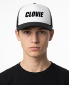 Clovie Retro Trucker Cap – Model-Foto, weißer Studiohintergrund