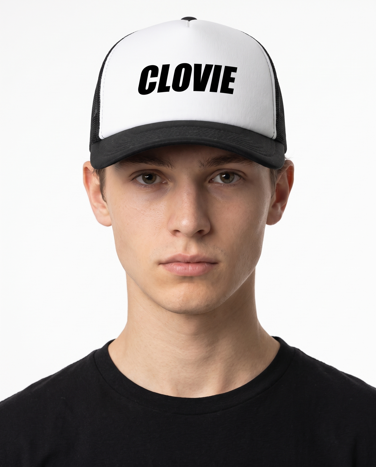Clovie Retro Trucker Cap – Model-Foto, weißer Studiohintergrund