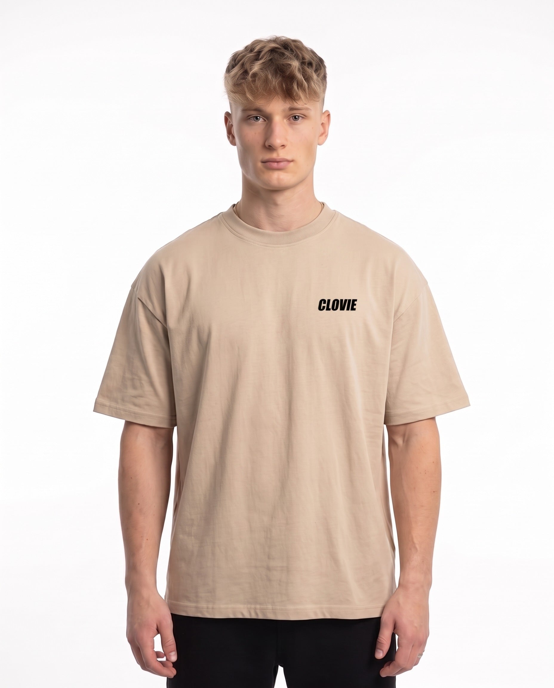 Porsche 911 GT3 R Oversized Tee Sand – Vorderseite mit CLOVIE-Logo