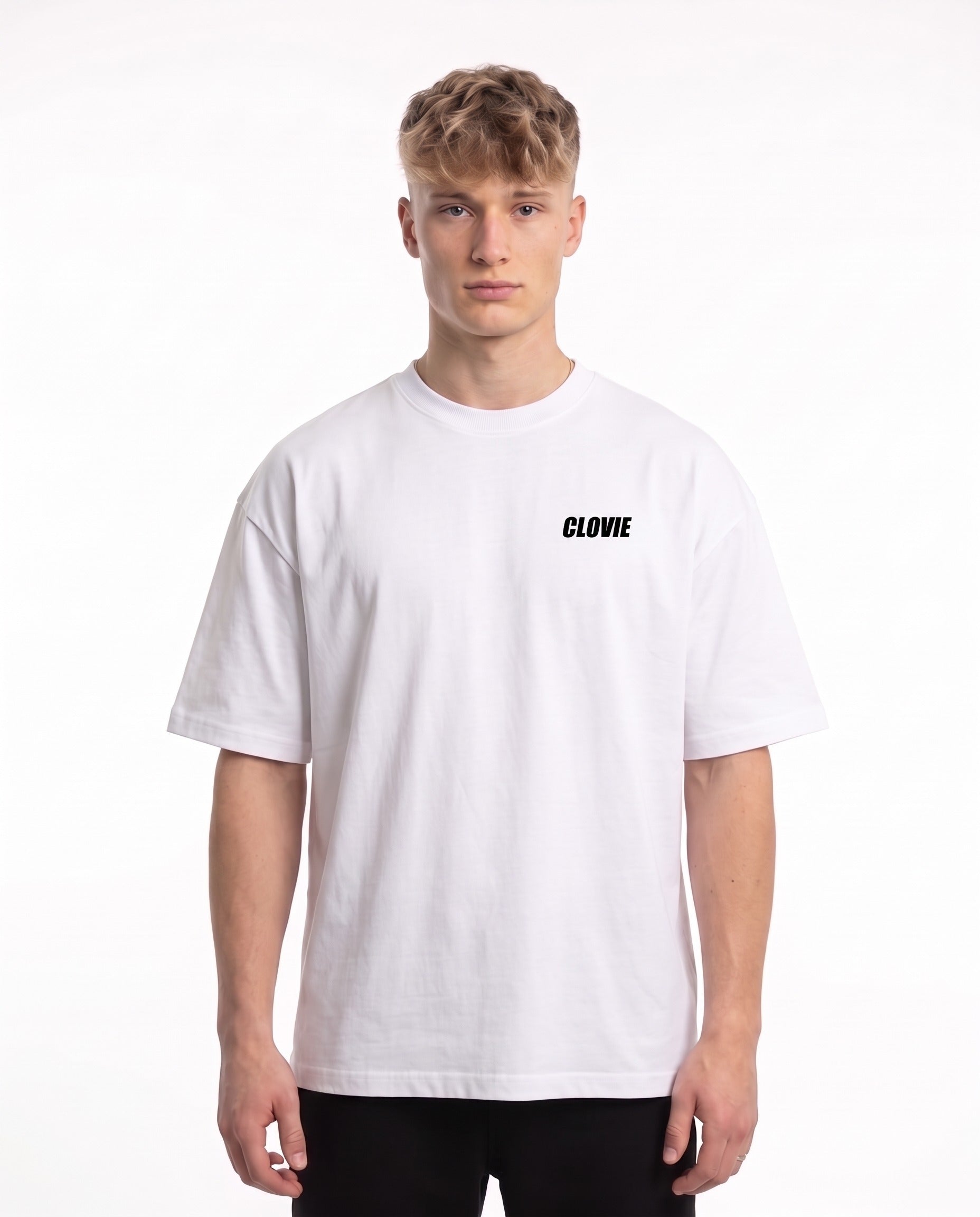 Porsche 911 GT3 R Oversized Tee White – Vorderseite mit CLOVIE-Logo